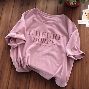 Camiseta feminina de corte solto | Blusa com estampa de letras e gola redonda | Pulôver de manga curta | Blusa casual para relaxar | Roupa confortável para atividades ao ar livre