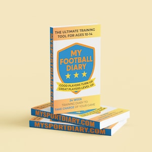 Puede incluir: Una pila de tres libros con el título "My Football Diary". El libro superior está en posición vertical, mostrando un diseño de escudo azul y naranja con estrellas y texto. Los libros inferiores muestran la dirección del sitio web. El fondo es amarillo claro.