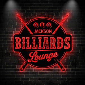 Può includere: Un'insegna al neon rossa e nera per un biliardo. Mostra le parole "Billiards Lounge" e "Jackson". Sono presenti anche due stecche da biliardo incrociate e tre palle 8. L'insegna è montata su un muro di mattoni.