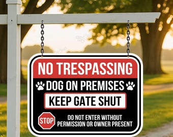 Può includere: Un cartello rettangolare con bordo bianco e sfondo nero, appeso a un palo bianco. Il cartello recita "NO TRESPASSING" in rosso, "DOG ON PREMISES" con impronte di zampe e "KEEP GATE SHUT". Sotto, un segnale di stop e del testo.