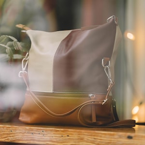 Stylish and modern leather handbag with a chic, two-tone design. This spacious and versatile tote is perfect for everyday use or as an office bag. Made from quality leather, it combines fashion and function as a luxury crossbody or shoulder bag