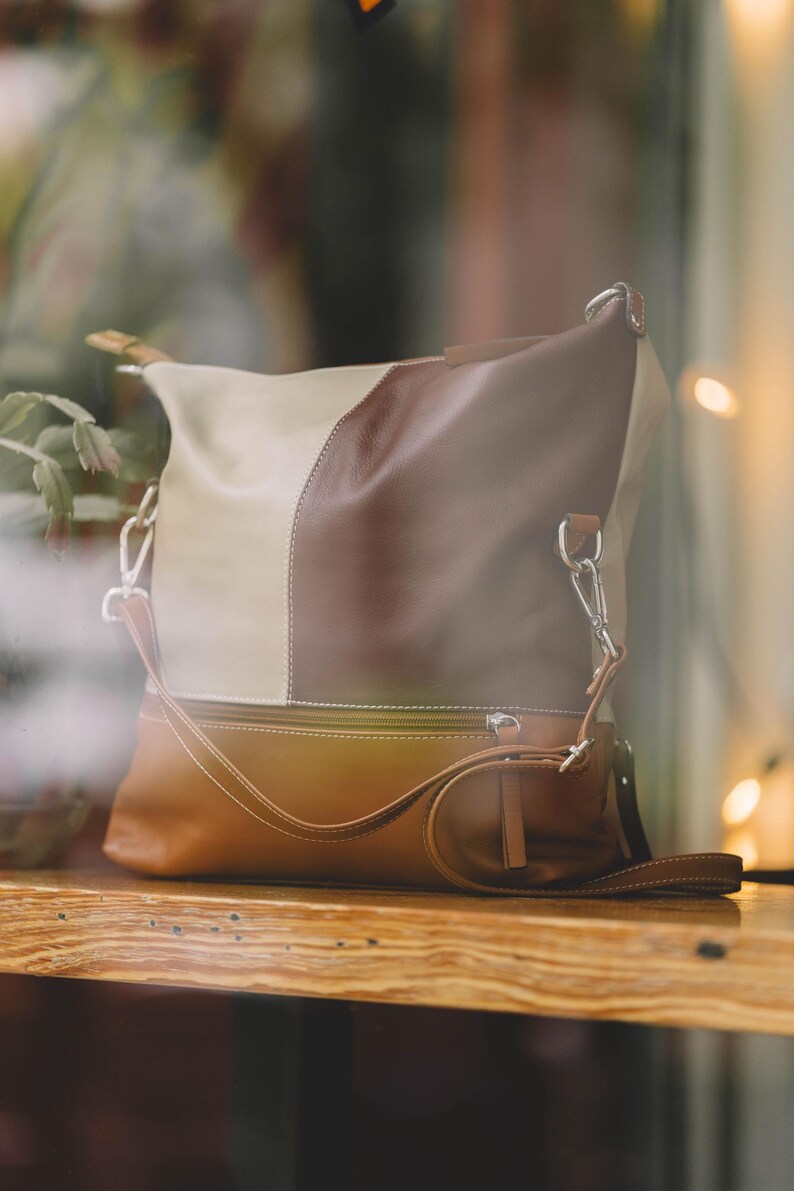 Stylish and modern leather handbag with a chic, two-tone design. This spacious and versatile tote is perfect for everyday use or as an office bag. Made from quality leather, it combines fashion and function as a luxury crossbody or shoulder bag