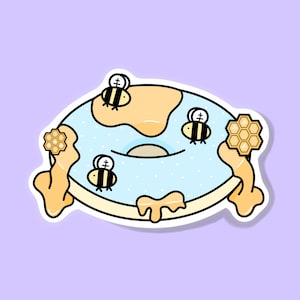 Pegatina de donut de miel troquelada, resistente al agua. Estilo kawaii simple para calcomanías para laptop, diarios, fundas de teléfono. ¡Excelente regalo para amantes de la comida!