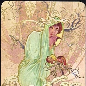 Peut inclure: Une femme vêtue d'une robe verte fluide se tient dans une forêt enneigée. Elle tient un oiseau dans sa main et le regarde. L'arrière-plan est rose et or doux.