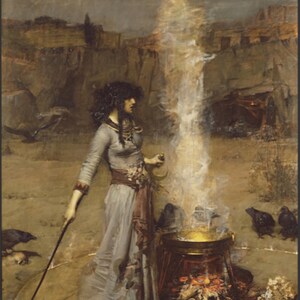 Puede incluir: Una mujer con un largo vestido blanco se encuentra de pie en un círculo de piedras, sosteniendo un bastón. Está realizando un ritual con un caldero sobre un fuego, y una columna de humo se eleva hacia el aire. Hay cuervos y otras aves en el fondo.