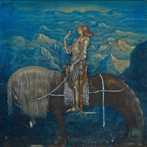 Puede incluir: Ilustración de un caballero con armadura montado a caballo, sosteniendo un objeto pequeño. El caballero tiene el pelo rojo y está sobre un fondo de montañas y cielo azules. El caballo tiene una larga melena.