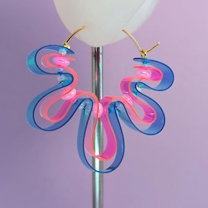 Créoles ondulées asymétriques en vinyle irisé : boucles d'oreilles légères, plusieurs couleurs au choix