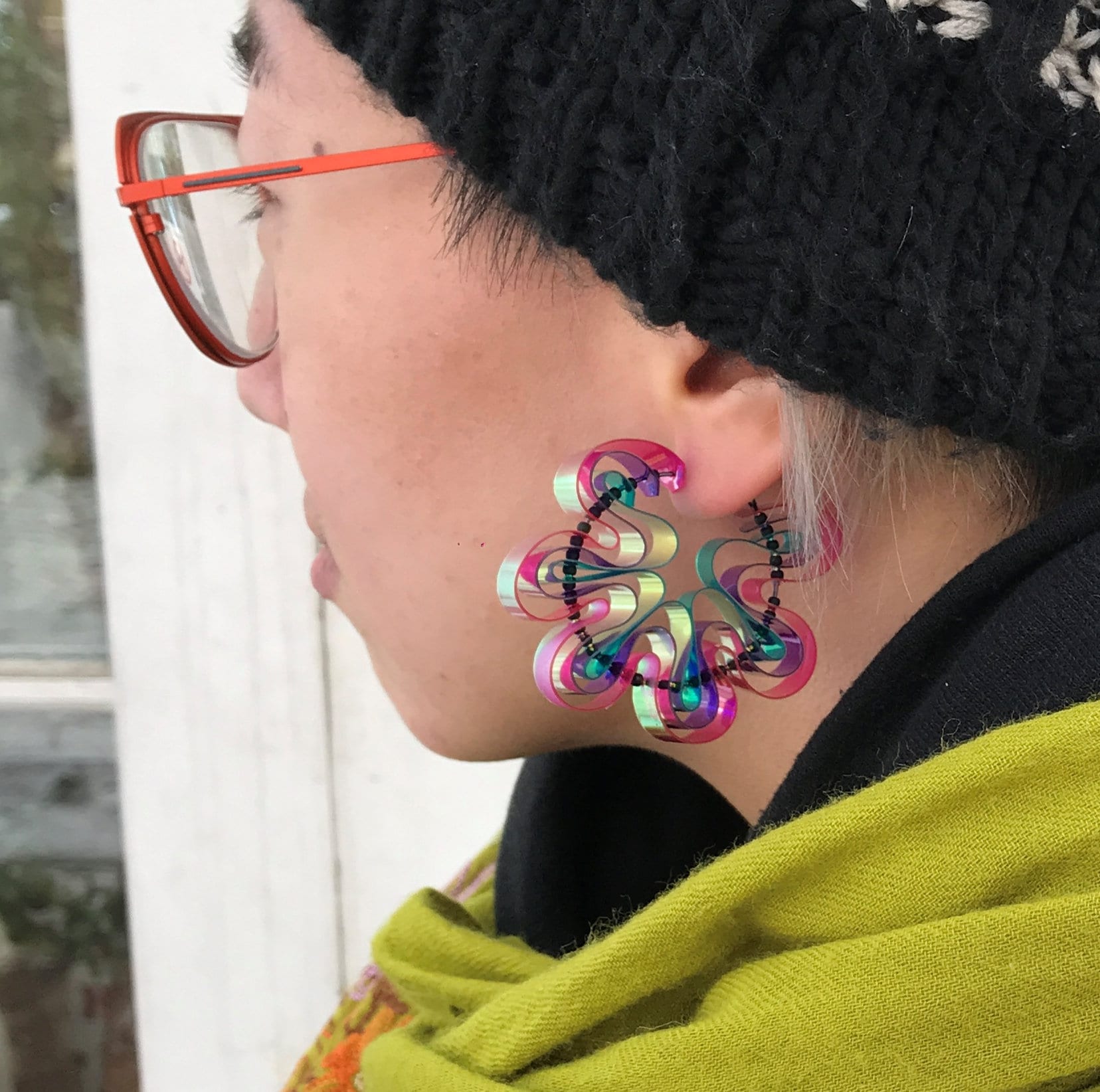 虹色のマルチカラービニール製アシンメトリーフープイヤリング - Etsy 日本