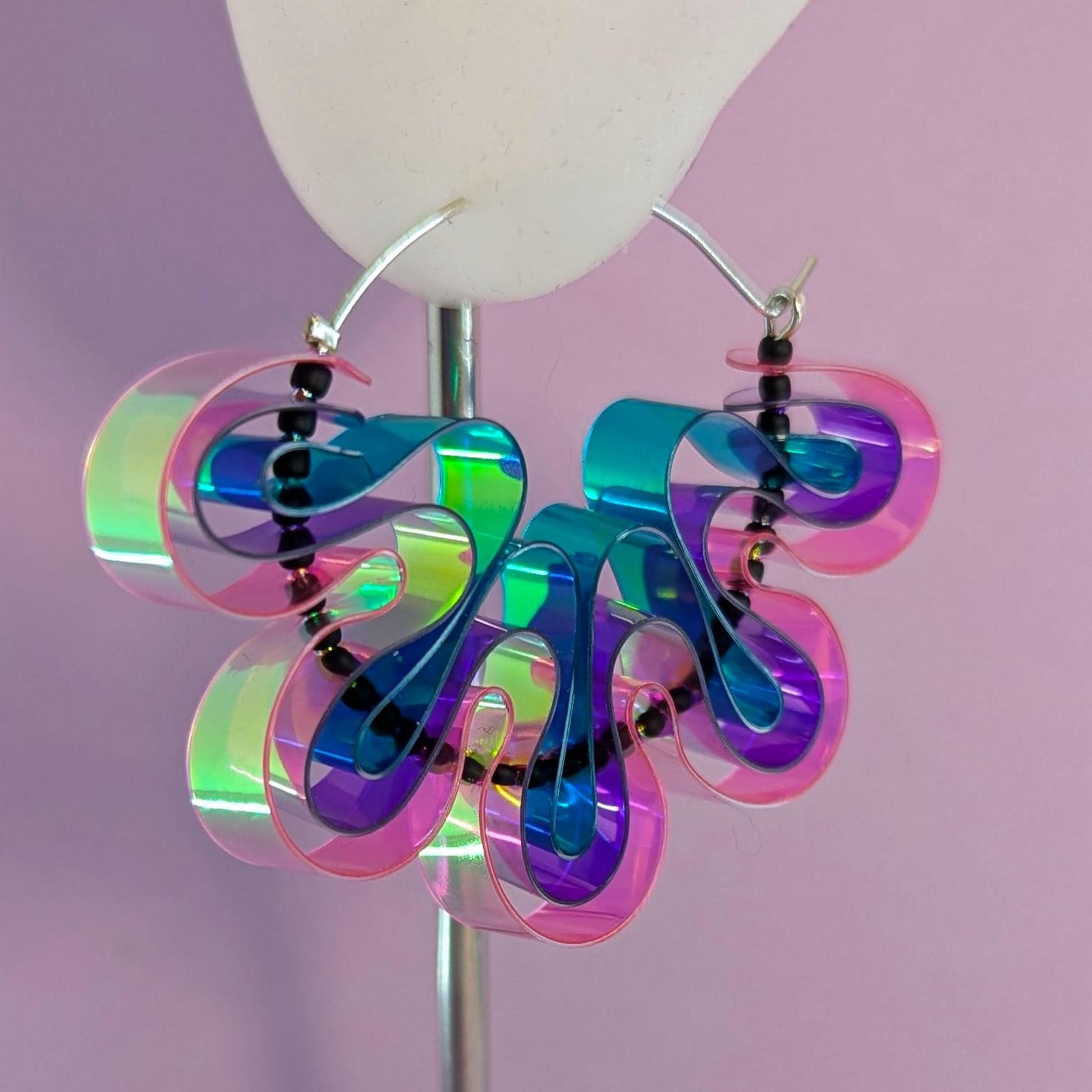 アシンメトリー ラベンダー×フープ ☞ ハンドメイド ピアス イヤリング 虹色のマルチカラービニール製アシンメトリーフープイヤリング - Etsy 日本