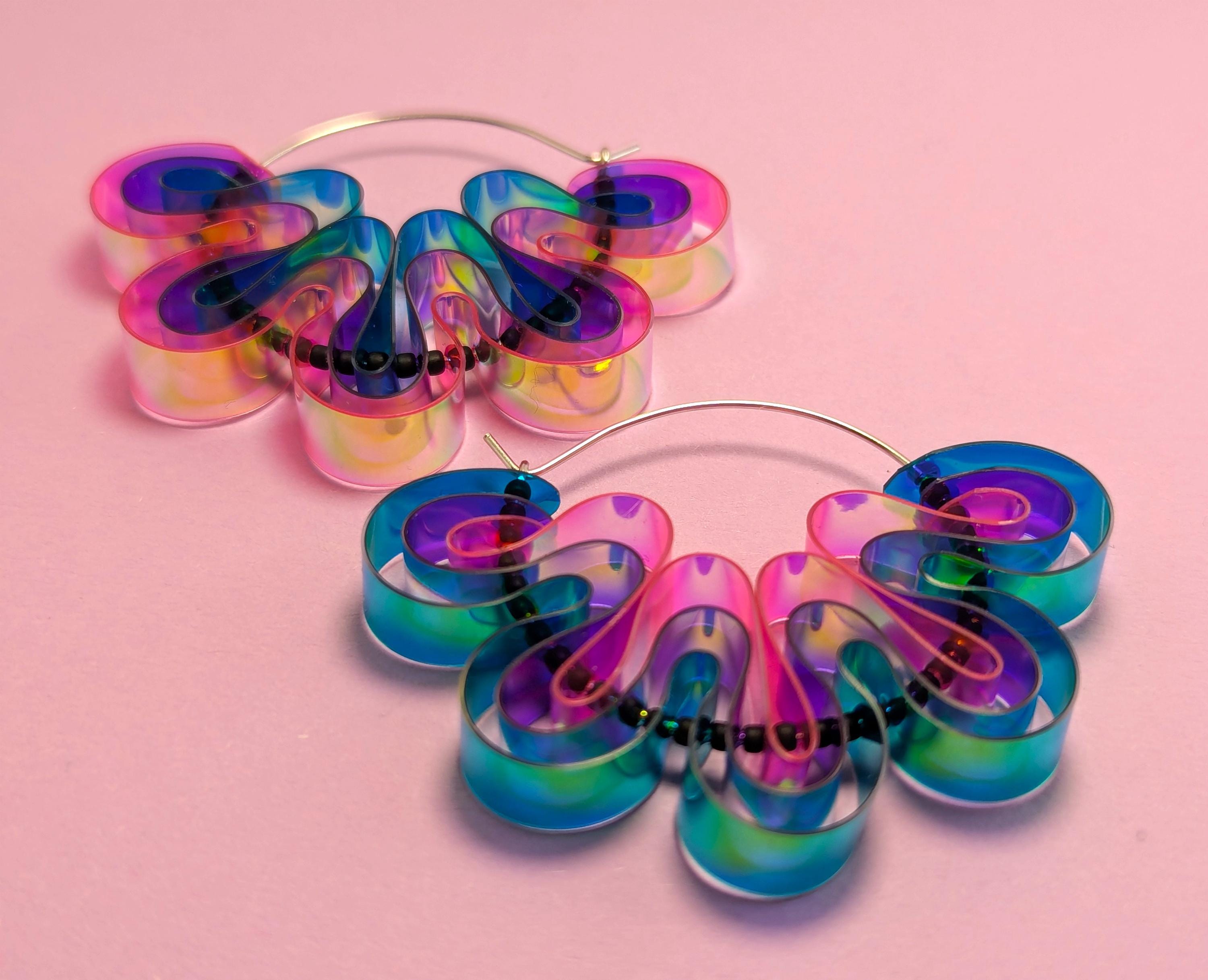 虹色のマルチカラービニール製アシンメトリーフープイヤリング - Etsy 日本