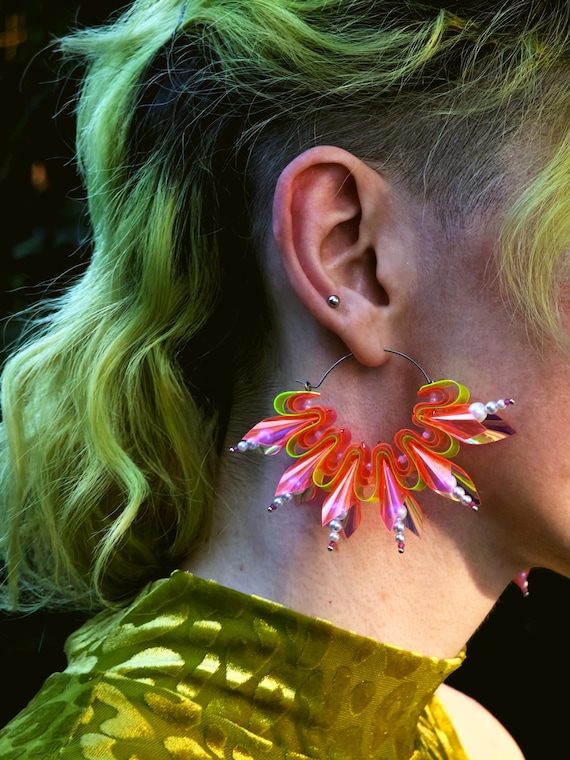 虹色のビニール製蛍光花柄フープイヤリング（パールスパイア付き