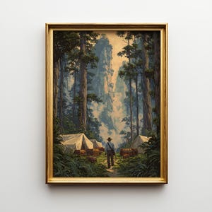 Peut inclure: Une impression d'art encadrée représente une scène de forêt avec de grands arbres et une montagne en arrière-plan. Une personne marche vers des tentes et des caisses en bois. L'œuvre est dans un cadre doré.