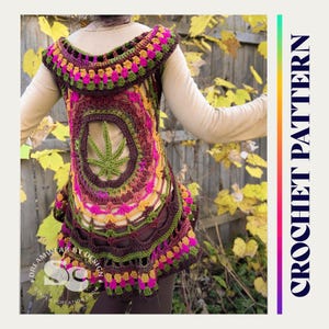 Può includere: Un gilet all'uncinetto con un disegno a foglia di marijuana al centro. Il gilet è realizzato con una varietà di colori, tra cui marrone, verde, rosa e giallo. Il gilet ha un orlo a scalare e un colletto all'uncinetto.