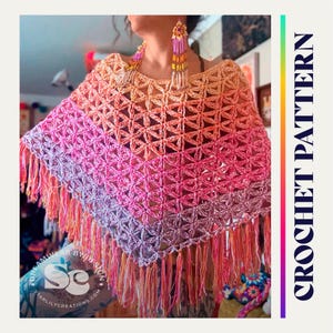 Puede incluir: Un poncho de ganchillo en un degradado de colores, que va del melocotón al rosa y al morado. El diseño de tejido abierto presenta un patrón floral, con largas flecos en la parte inferior. El texto "CROCHET PATTERN" se muestra verticalmente.