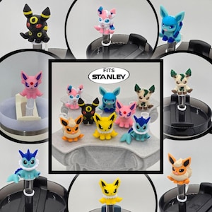 Puede incluir: Una colecci&oacute;n de coloridas figuras de personajes en miniatura, que incluyen un Umbreon negro y amarillo, un Sylveon rosa y blanco y un Glaceon azul. Las figuras est&aacute;n dise&ntilde;adas para adaptarse a los productos Stanley. La imagen central tiene el texto "FITS STANLEY".
