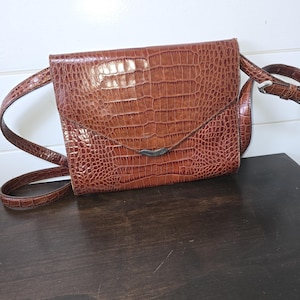 Bolso tipo sobre vintage Ralph Lauren con relieve de cocodrilo y plata de ley