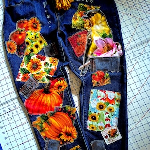 Upcycled PatchworkJeans, Herfst Rechte Maat 14 tot 16, Donkerblauw, Boho: Handgeschilderde, verweerde, handgemaakte applicaties.