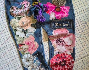 Geüpcycled patchworkappliquéjeansmaat 14 tot 16 recht rekbaar mediumdonkerder noodlijdende vintage stijl boho: handgeschilderd denim handgemaakte appliqués.