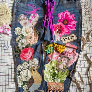 Återvunnet lapptäckeApplikationJeans Storlek 14 till 16 RakStretchigMediumMörkareSliten vintagestilBoho: HandmåladHandgjorda applikationer i denim.