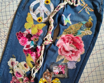 RecycléPatchworkApplique droitRecadréCheville largeJambe de jean taille 14 à 18 ans Style vintageBohème : appliqués peints à la main en effet vieilli et peints à la main.