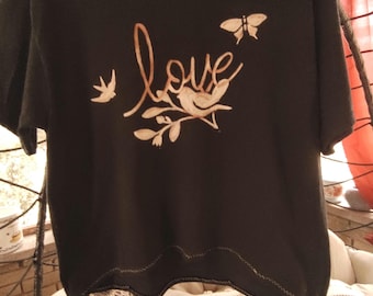 Camiseta corta con gráfico desteñido: dobladillo asimétrico, top bohemio desgastado