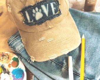 Gorra, perro, amante de los gatos, desgastada, rasgada, sombrero, estampado de patas, trabajo con blanqueador, aplique personalizado hecho a mano, parche, deshilachado, mezclilla de inspiración vintage.