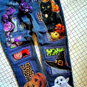 Upcycled PatchworkJeansHalloweenHerfstRechte Rechte Maat 14 tot 16 Donkerblauw Boho: Handgeschilderde, verweerde, handgemaakte applicaties.