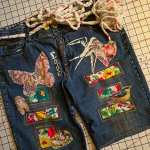 Pantalones cortos vaqueros bermuda reciclados con patchwork oscuro, talla 14 a 18, parches y apliques desgastados hechos a mano y pintados a mano, estilo boho.