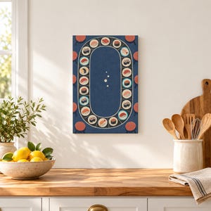 Peut inclure: Une impression murale rectangulaire sur fond bleu foncé présentant un graphique central en forme de tapis roulant ovale. Le tapis affiche diverses illustrations de sushis et nigiris sur de petites assiettes, disposées en cercle.