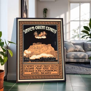 Peut inclure: Affiche de voyage vintage encadrée pour le train Simplon-Orient-Express. L'affiche présente un fond noir avec des accents orange et crème. Le design comprend un train, une chaîne de montagnes et le texte "SIMPLON-ORIENT-EXPRESS" et des noms de villes.