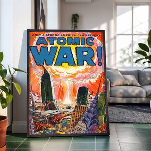 Pode incluir: Arte de capa de banda desenhada vintage emoldurada intitulada "Atomic War!" em letras azuis arrojadas. A obra de arte retrata um horizonte urbano engolido por uma explosão atómica, com o texto "Only a Strong America Can Prevent" no topo. O poster está numa moldura preta.