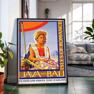 Könnte beinhalten: Gerahmtes Vintage-Reiseposter. Das Kunstwerk zeigt eine Frau in traditioneller Kleidung mit den Worten "Java und Bali" und "Isles of Romance". Die Farben des Posters sind Orange, Blau und Lila.