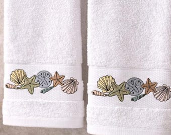 Juego de baño de algodón con diseño de conchas marinas, decoración temática playera, estilo costero, diseño bordado, accesorio náutico, decoración de verano.