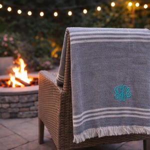 Personlig strandfilt bomullsfransar monogram present bröllopspresent bruddusch inflyttningsheminredning kuststil sandrandig