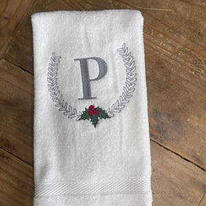 Monogrammiert Urlaub Handtuch Geschenk Idee für Freund Housewarming Hostess Weihnachtsgeschenk Gesticktes Design Holly Wreath Badezimmer Dekor Baumwolle
