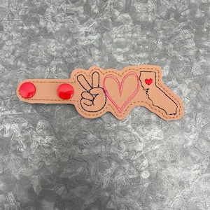 カリフォルニアキーホルダー 刺繍入り 装飾バッグチャーム 財布アクセサリー バックパックペンダント カラフルデザイン 州タグ スナップタブ 西海岸 平和