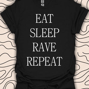 Puede incluir: Camiseta negra con texto blanco que dice "Eat Sleep Rave Repeat".