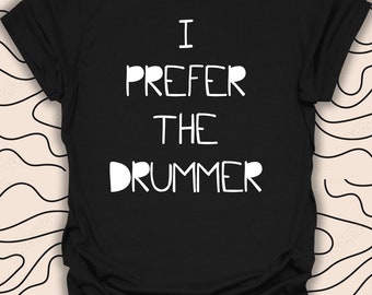Puede incluir: Camiseta negra con texto blanco que dice "Prefiero al baterista".