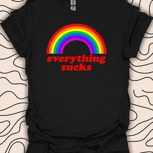 Allt suger regnbågs-T-shirt – Retro-stil-T-shirt – Rolig stolthetsgåva Unisex herr-dam-T-shirt 2454PC
