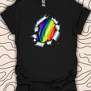 Puede incluir: Una camiseta negra con un diseño de bandera arcoíris que parece estar rasgada a través de la tela.