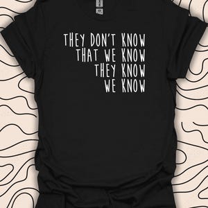 Sie wissen nicht, dass wir wissen, dass sie T-Shirt - Lustiges Zitat T-Shirt - Popkultur Referenz Geschenk Unisex Männer Frauen Shirt 2439PC