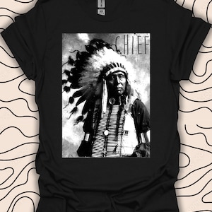 Op de afbeelding: Zwart-witte afbeelding van een Indiaanse opperhoofd met een hoofdtooi met het woord "CHIEF" erboven gedrukt.