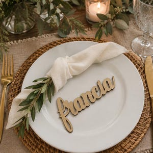 Cartões de lugar personalizados com impressão 3D | Decoração de mesa de madeira