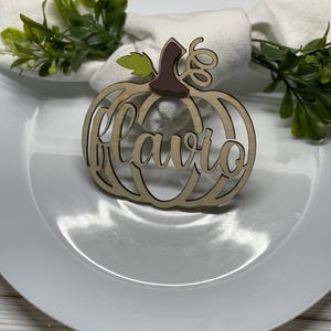 Etiquettes de nom de décoration d'action de grâces, marque de lieu d'automne rustique en bois personnalisée, cartes citrouilles personnalisées, étiquette de fête des amis