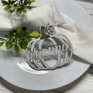 Personalisierte Thanksgiving-Namensschilder, benutzerdefinierte Holzkürbis-Tischkarten, rustikales Herbst-Friendsgiving-Dekor, Kürbis-Dekor für Friendsgiving