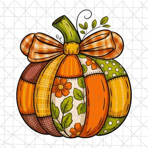 Op de afbeelding: Een decoratieve pompoenillustratie met een patchworkontwerp. De pompoen heeft segmenten van oranje, bruin, geel geruit en witte bloempatronen. Een grote geruite strik en groene stengel met bladeren maken het herfstthema compleet.