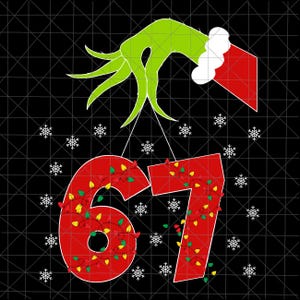 Könnte beinhalten: Festliche Grafik mit einer grünen Hand mit rotem Ärmel, die die Zahlen "67" hält. Die Zahlen sind rot und mit bunten Weihnachtslichtern verziert. Weiße Schneeflocken sind auf einem schwarzen Hintergrund verstreut.