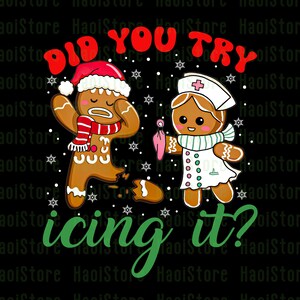 Op de afbeelding: Een humoristische kerstafbeelding met peperkoekpersonages. Een gebroken peperkoekman draagt een kerstmuts en sjaal. Een peperkoeken verpleegster houdt een spuitzak vast. Tekst: "Did you try icing it?" op een zwarte achtergrond.