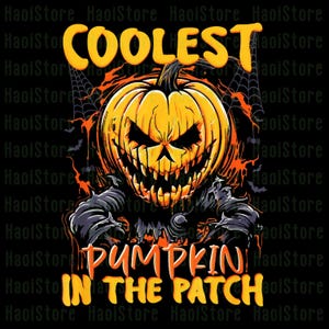 Könnte beinhalten: Halloween-Grafik mit einem gruseligen Kürbis mit scharfen Zähnen und leuchtenden Augen. Der Text lautet "COOLEST PUMPKIN IN THE PATCH" in Orange, vor einem schwarzen Hintergrund mit Spinnweben und Fledermäusen.