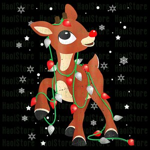 Op de afbeelding: Illustratie van een bruin rendier met een rode neus, versierd met een slinger van rode en zilveren kerstverlichting. Het rendier staat tegen een zwarte achtergrond met witte sterren en sneeuwvlokken, wat een feestelijk vakantiethema creëert.